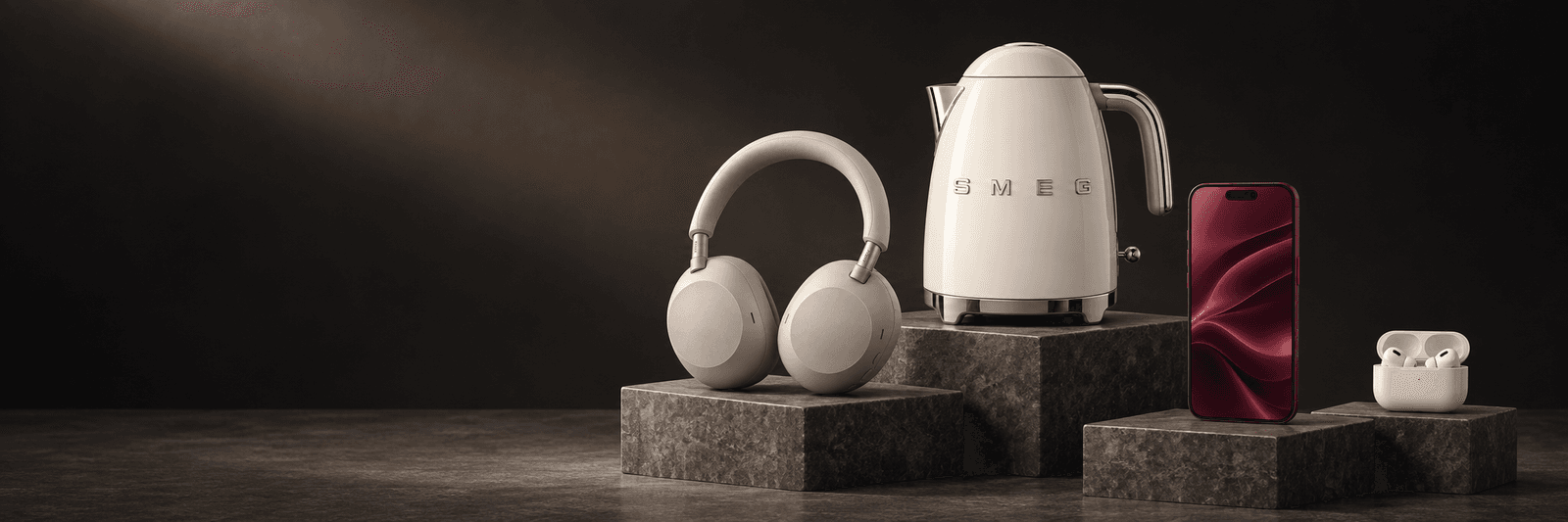 Наушники Sony, чайник Smeg, смартфон iPhone и наушники AirPods на каменных подиумах в вечернем свете